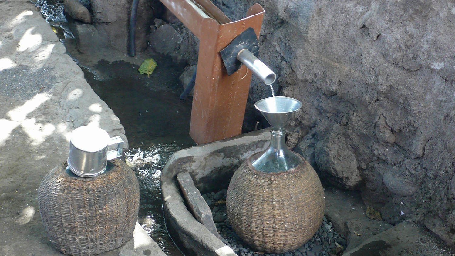 2880px-Distilling_grogue_in_Cape_Verde