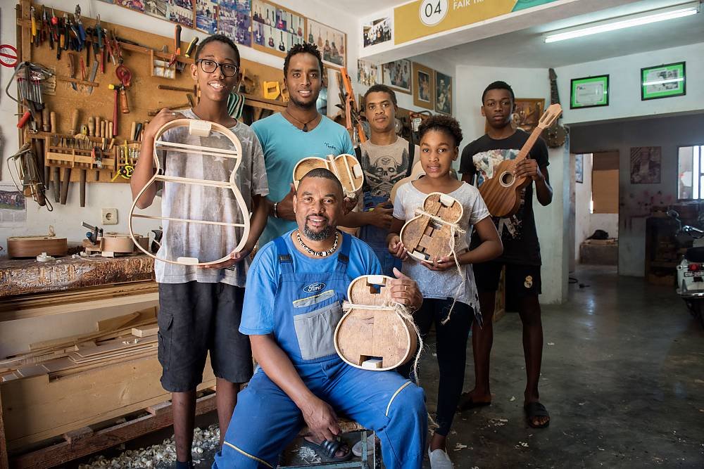 Aniceto Gomes, instrument maker © Augusto Brázio and Ministry of Cultue and Creative Industries, Cabo Verde, 2018 Morna – Augusto Brazio and Ministry of Cultue and Creative Industries, Cabo Verde 2018