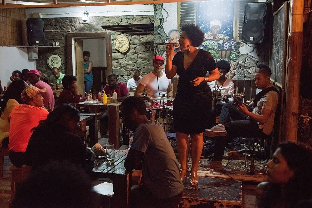 Ivanilda Delgado with Kaku Alves band, cape-verdean live music © Augusto Brázio and Ministry of Cultue and Creative Industries, Cabo Verde, 2018 Morna – Augusto Brazio and Ministry of Cultue and Creative Industries, Cabo Verde 2018